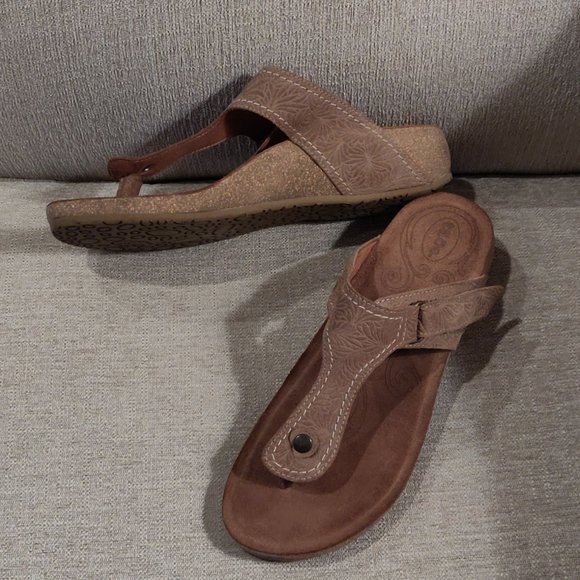 Taos Footwear Brown Sandals - Picture 5 of 8